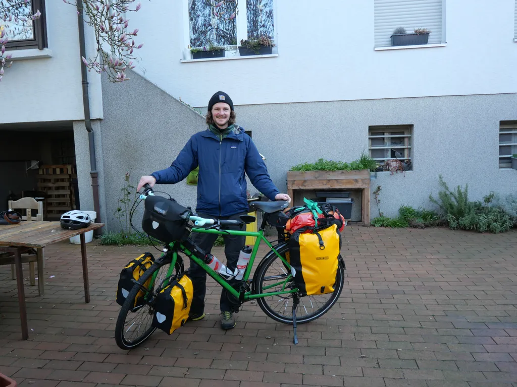Ich mit meinem fertig gepackten Fahrrad in meinem Hinterhof in Osnabrück